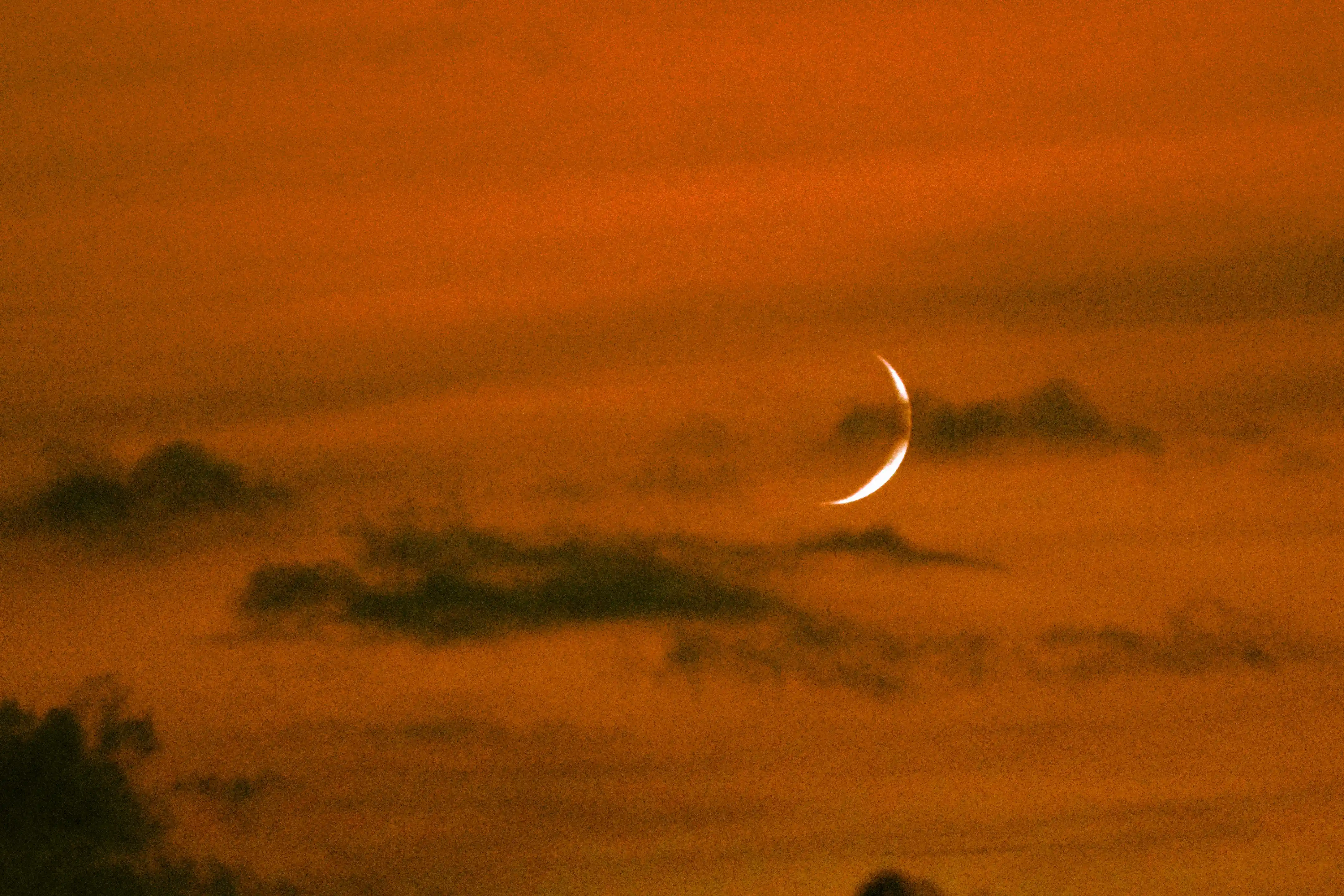 Ciel roux avec lune croissante